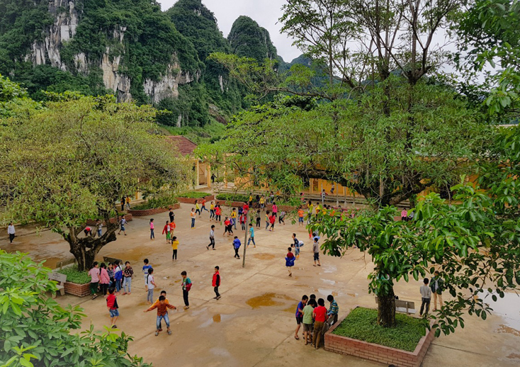 Học sinh Trường tiểu học Tân Hóa, huyện Minh Hóa đến trường vào ngày 14-10.
