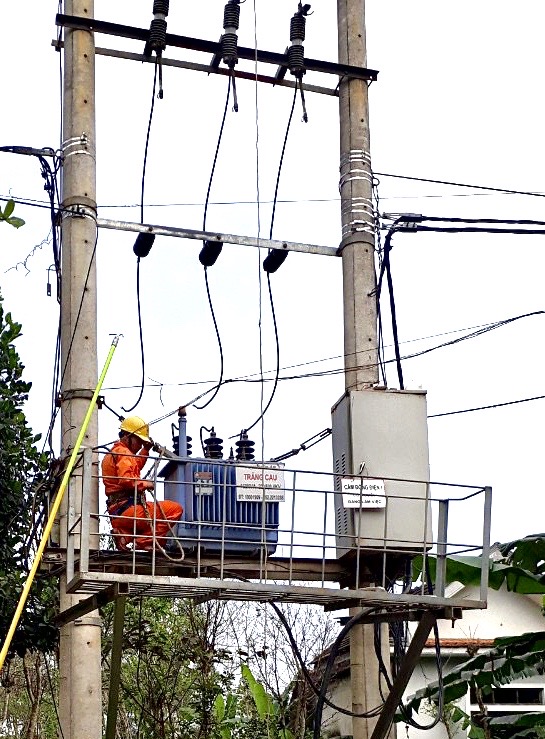 Công nhân Điện lực Lệ Thủy thi công lắp đặt bổ sung vật tư, thiết bị điện bị mất cắp.