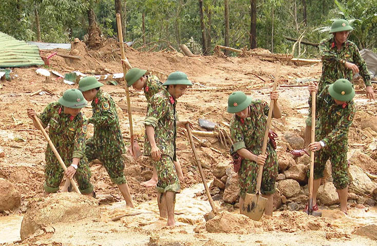 Đồng đội các anh chạy đua với thời gian, tranh thủ từng giờ, từng phút  nỗ lực quyết tâm tìm kiếm 13 thành viên trong thời gian nhanh nhất