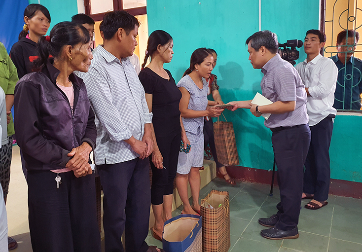 Đồng chí Bí thư Tỉnh ủy Vũ Đại Thắng tặng quà cho các hộ dân bị thiêt hại do mưa lũ