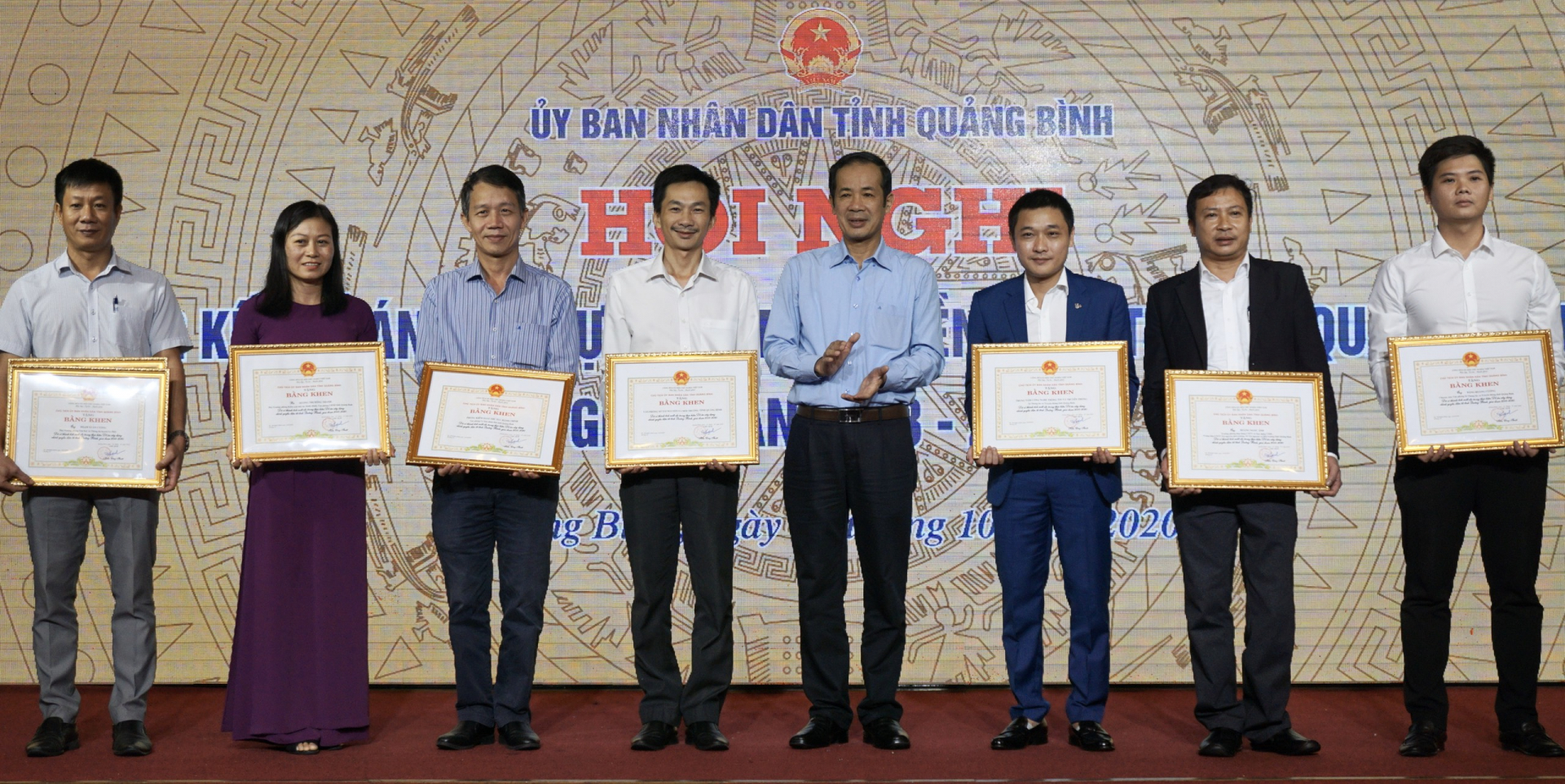 Đồng chí Chủ tịch UBND tỉnh Trần Công Thuật tặng bằng khen có các tập thể, cá nhân.