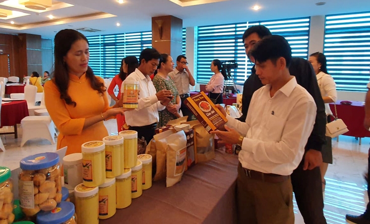 Nhiều sản phẩm của các doanh nghiệp, HTX, THT do phụ nữ đứng đầu được trưng bày bên lề hội nghị