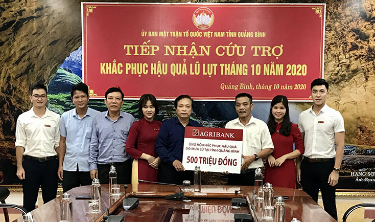 Ông Trương Văn Hởi tiếp nhận số tiền ủng hộ 500 triệu đồng từ Agribank Chi nhánh Quảng Bình