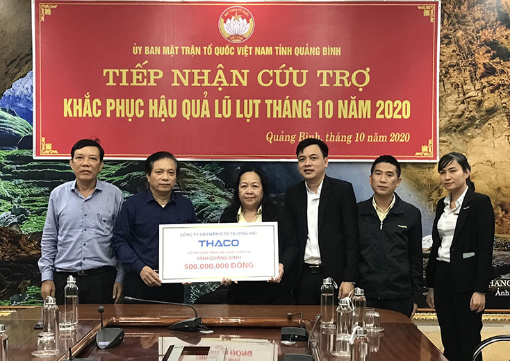 Đại diện lãnh đạo Công ty CP ô tô Trường Hải trao số tiền ủng hộ 500 triệu đồng