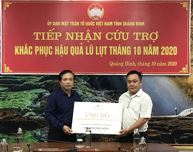 Đại diện Công ty CP Đất xanh Miền Trung trao số tiền ủng hộ 100 triệu đồng