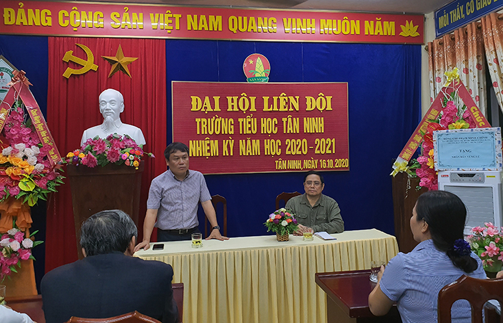 Đồng chí Bí thư Tỉnh ủy Vũ Đại Thắng báo cáo tình hình phòng, chống và khắc phục hậu quả mưa lũ với đồng chí Trưởng Ban Tổ chức Trung ương