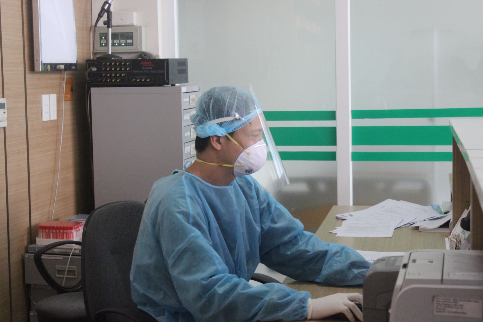 Tích cực điều trị cho các bệnh nhân mắc COVID-19. Ảnh: TN