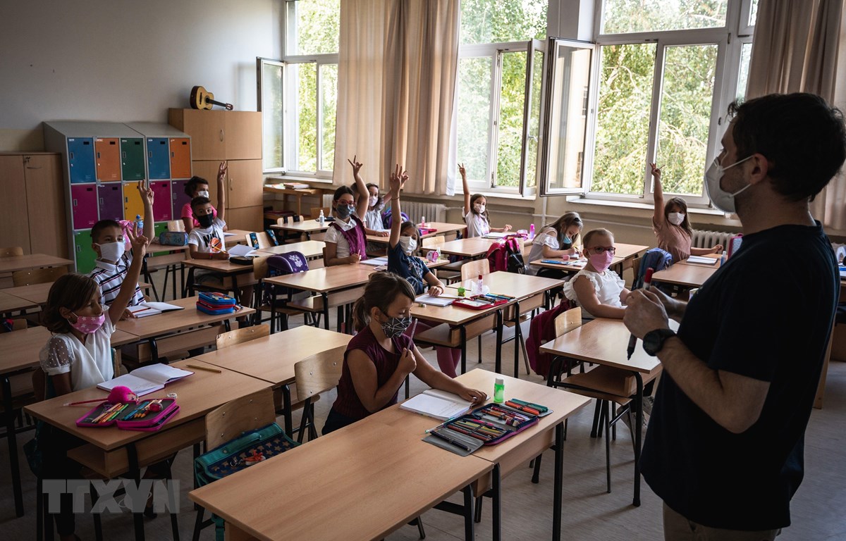 Giáo viên và học sinh đeo khẩu trang phòng lây nhiễm COVID-19 tại một trường học ở Belgrade, Serbia. (Ảnh: AFP/TTXVN)