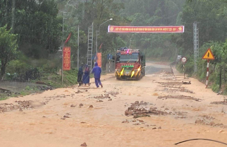 Mưa to đã gây sạt lỡ, lún sụt tại nhiều tuyến đường gây nguy hiểm cho các phương tiện lưu thông... 
