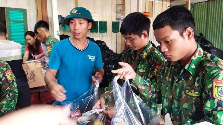 Lực lượng Biên phòng chuẩn bị các suất lương thực, thực phẩm, nước uống, thuốc men...để cấp phát cho đồng bào vùng miền núi.