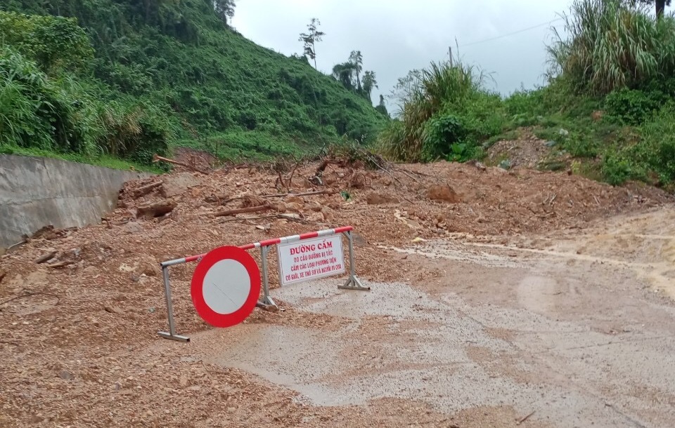 Tại các điểm sạt lở đã có biển báo nguy hiểm ngăn người và phương tiện không được qua lại