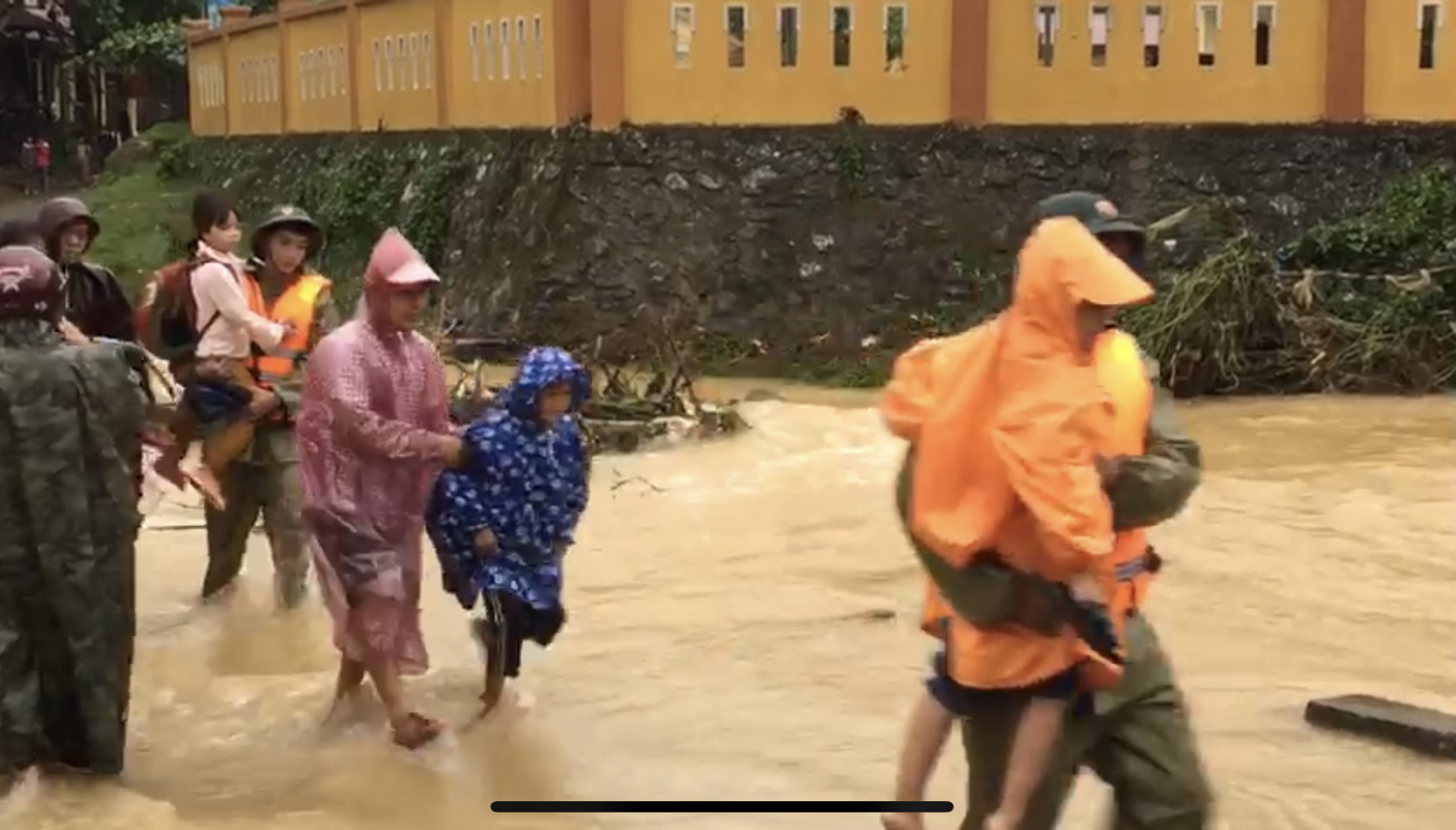  Cán bộ, chiến sỹ Đồn Biên phòng Làng Ho khẩn trương di dời các em học sinh ra khỏi vùng nguy hiểm.