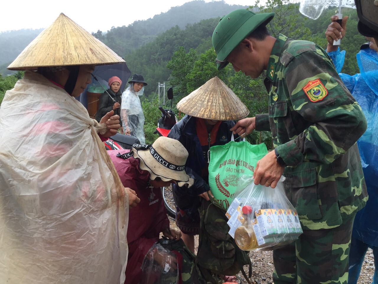 Đồn Biên phòng Ra Mai hỗ trợ lương thưc đến đồng bào các bản bị cô lập