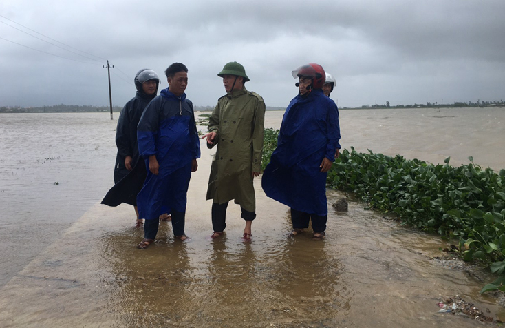 Huyện Bố Trạch kiên quyết cưỡng chế di dời các hộ nuôi trồng thủy sản ra khỏi vùng nguy hiểm.