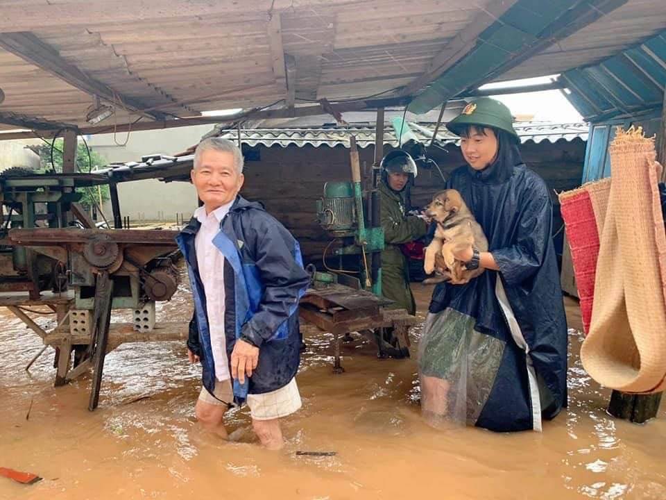 Lực lượng tại chỗ ở các địa phương giúp dân di chuyển đồ đạc lên điểm cao