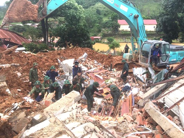 Lực lượng chức năng khẩn trương đào bới, tìm kiếm cán bộ, chiến sỹ bị vùi lấp. (Ảnh: TTXVN phát)