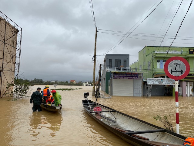 Phương tiện đi lại của phần lớn người dân huyện Quảng Ninh lúc này là đò.