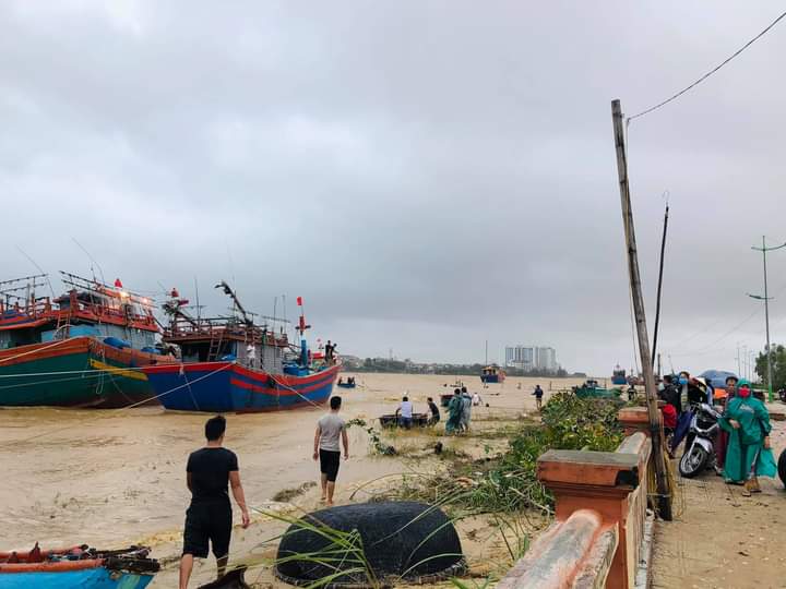 Lực lượng bộ đội biên phòng và người dân ứng cứu kịp thời đưa vào bờ an toàn 2 tàu cá của ngư dân xã Bảo Ninh.