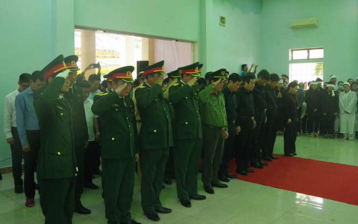 Đoàn tưởng niệm các liệt sỹ đã hy sinh 