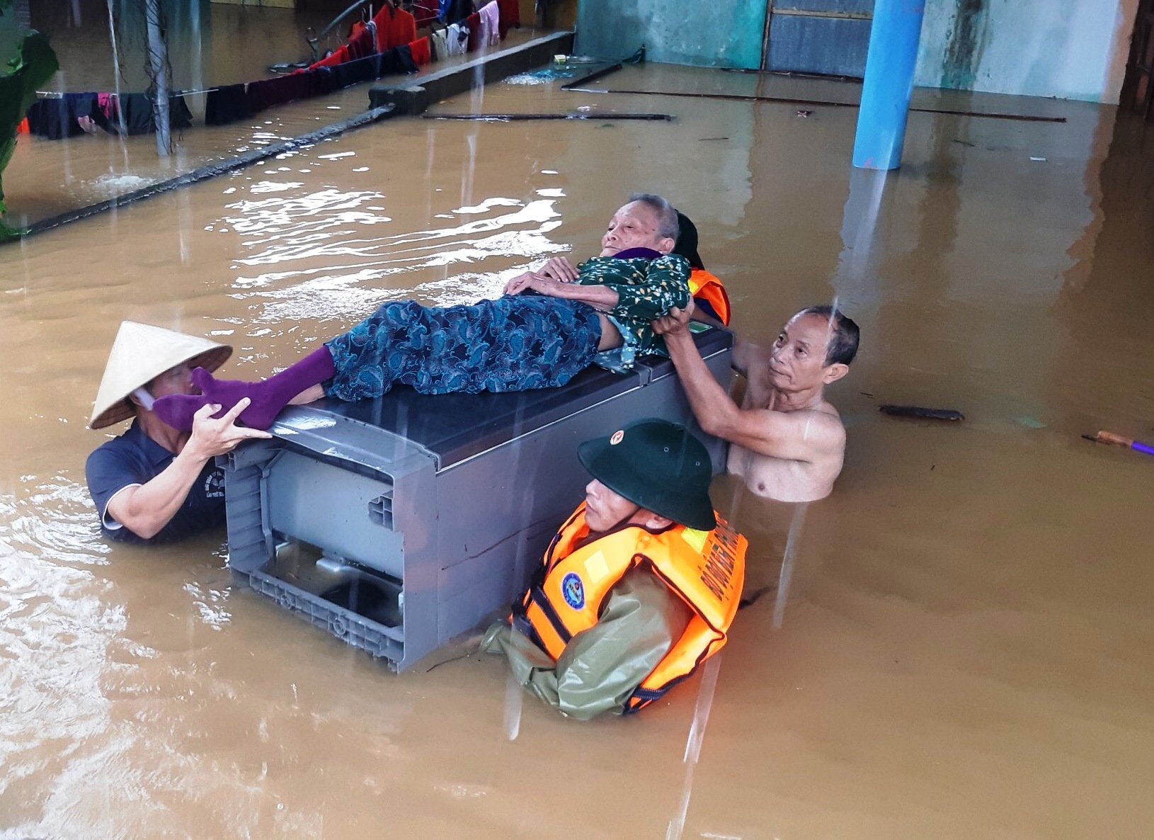 Di dời người dân ra khỏi vùng nguy hiểm.
