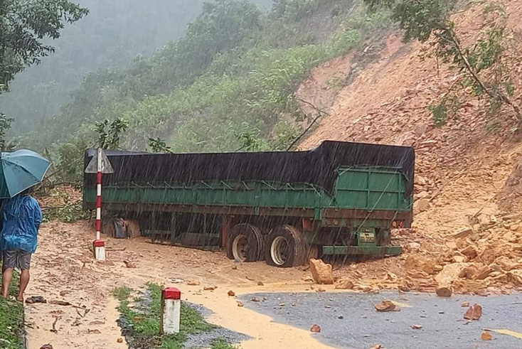 Sạt lỡ đất gây ách tắc trên nhiều tuyến đường huyết mạch và gây mất an toàn khi các phương tiện giao thông đường bộ lưu thông qua.