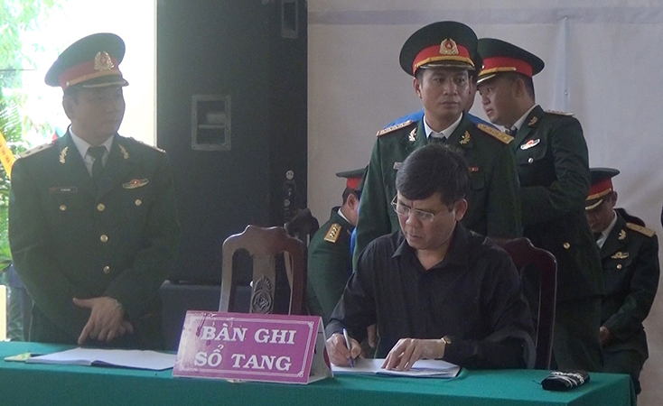 Đồng chí Phó Bí thư Thường trực Tỉnh uỷ Trần Thắng ghi sổ tang tại lễ viếng các cán bộ, chiến sĩ đã hy sinh
