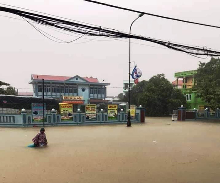 Khu vực bến xe Ba Đồn, nước đã ngập gần 1m