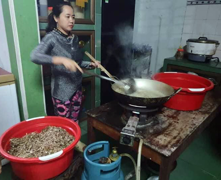 Các suất cơm đang được nhóm anh em du lịch Quảng Bình chuẩn bị.