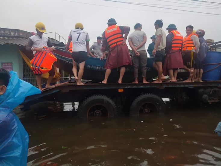 Thuyền từ xã Ngư Thủy được huy động để cứu dân