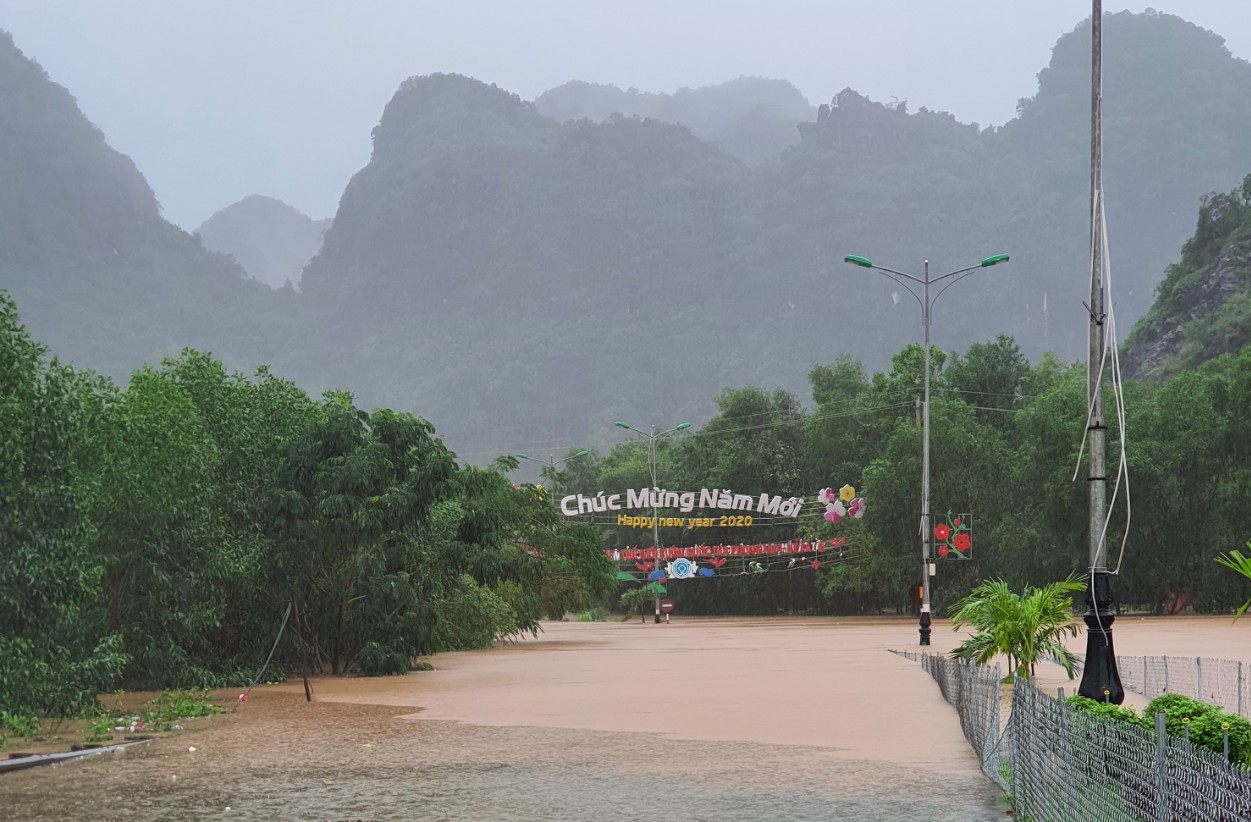 Nhiều làng mạc, nhà cửa, cây cối, đường sá, cầu cống ở địa bạn Bố Trạch ngập sâu trong nước.
