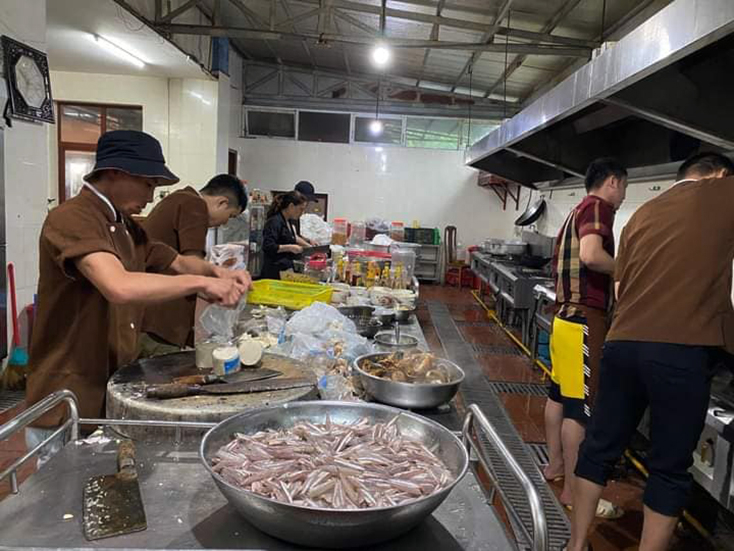 Nhân viên Nhà hàng Ngọc Toàn nỗ lực chuẩn bị các suất cơm hỗ trợ người dân.