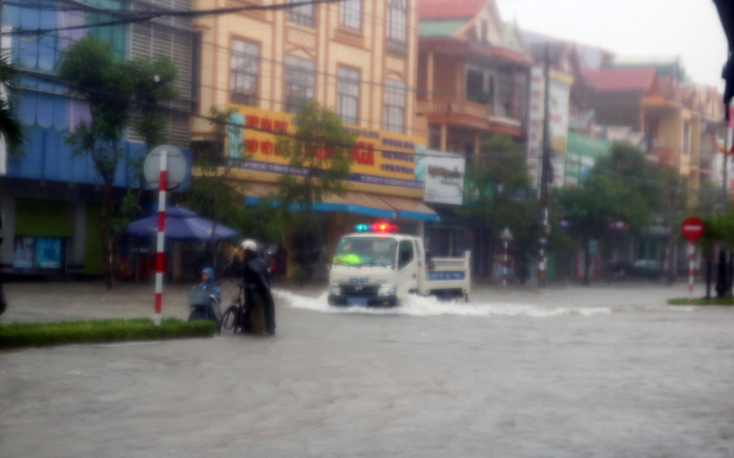 Lực lượng Công an triển khai các biện pháp để hỗ trợ người dân Đồng Hới phòng chống lũ lụt.