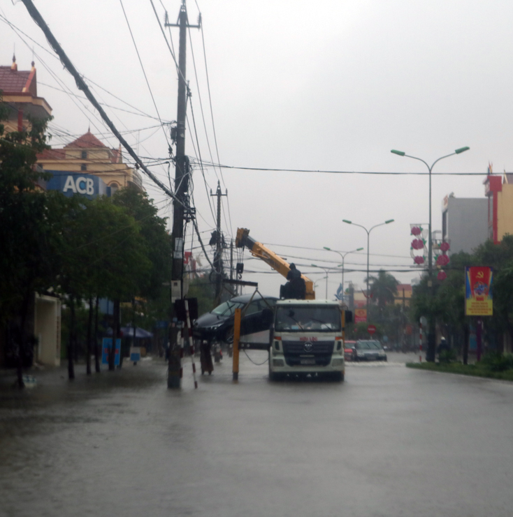 Một chiếc xe ô tô bị ngập lũ chết máy tại đường Trần Hưng Đạo phải nhờ tới lực lượng cứu hộ, cứu nạn