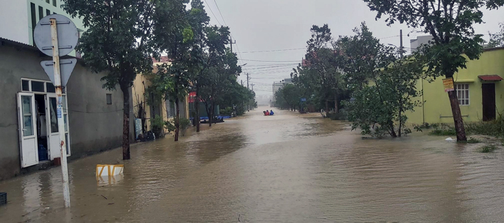 Nhà dân ở phường Phú Hải bị ngập sâu trong nước lũ.