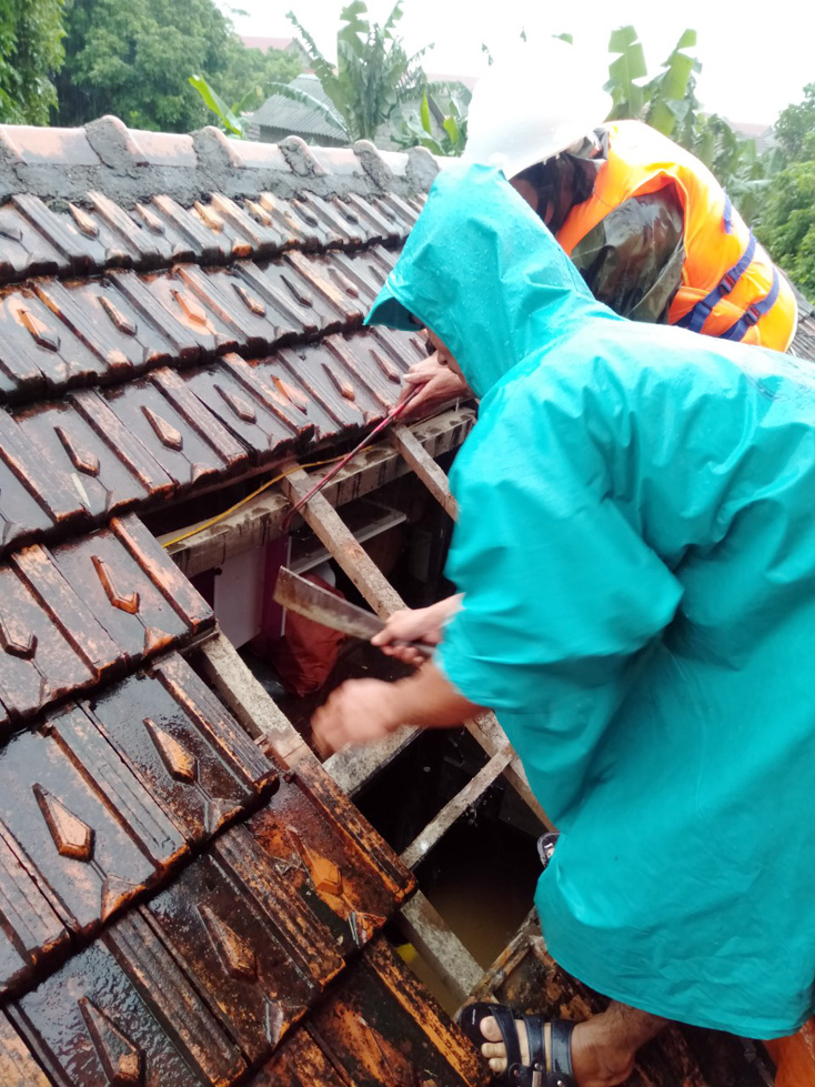 Dỡ mái ngói, di dời dân