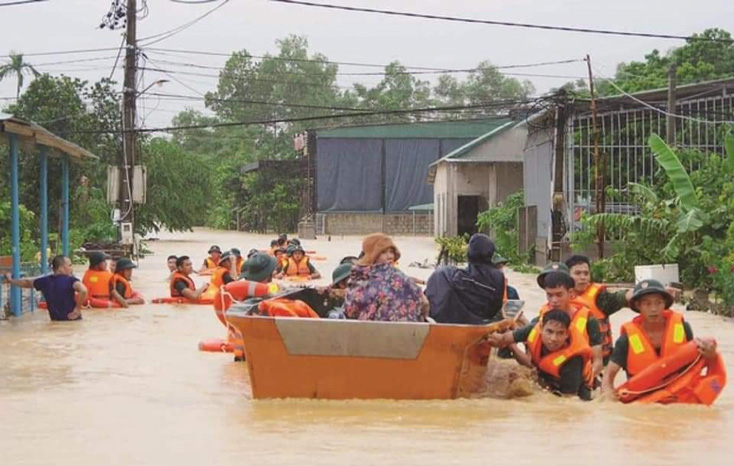 Lực lượng Quân sự, Công an, Biên phòng đang đưa người dân vùng ngập lụt đến nơi an toàn.
