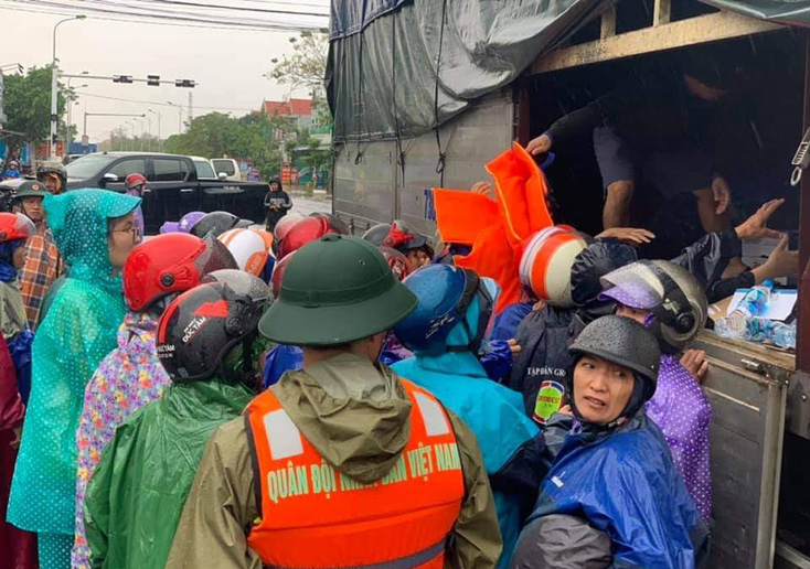 Các lực lượng chức năng, chính quyền địa phương và người dân tập trung huy động tối đa mọi nguần lực phục vụ cho công tác cứu nạn, cứu hộ, cấp phát lương thực thực phẩm, nước uống cho người dân vùng lũ.