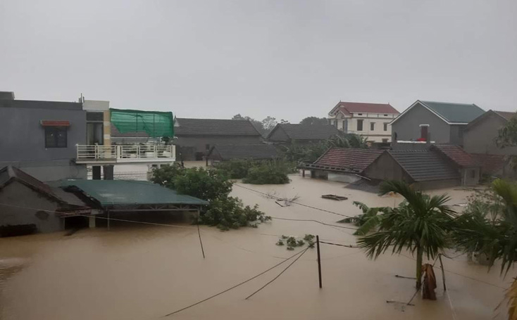 Mưa lũ tiếp tục nhấn chìm nhiều nhà dân trong nước lũ.