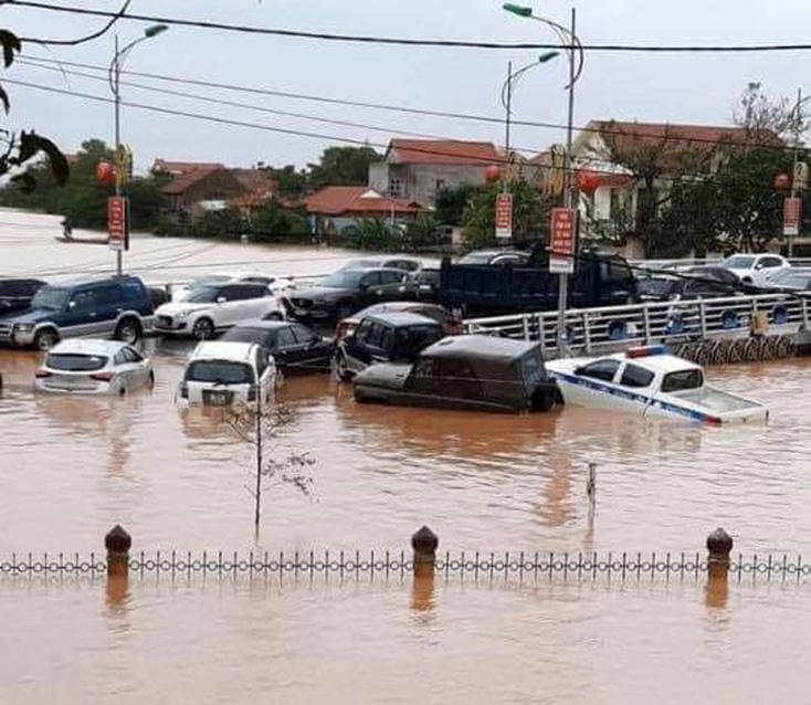 Nhiều tuyến đường giao thông nội thị, thành phố cũng ngập sâu trong nước lũ.