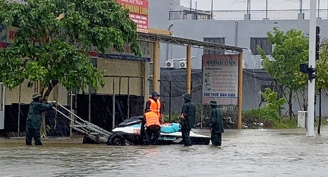 Ban CHQS thành phố Đồng Hới chuẩn bị ca nô để cứu hộ ngay trên... đường phố.