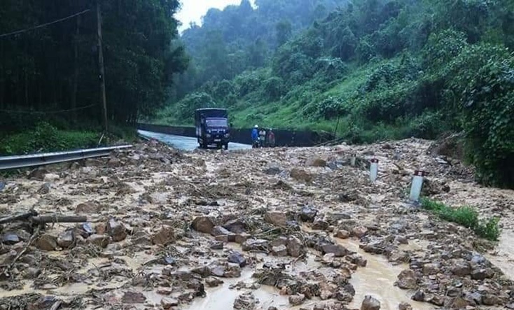 Mưa lũ đã gây ngập lụt và sạt lở các tuyến đường huyết mạch, các phương tiện không thể qua lại.