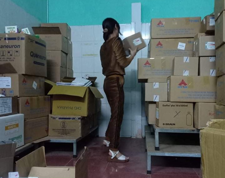 Trong lũ, lụt, cán bộ y tế Bệnh viện đa khoa thành phố Đồng Hới thường xuyên kiểm tra thuốc, thiết bị y tế nhằm bảo đảm an toàn phục vụ công tác khám chữa bệnh.