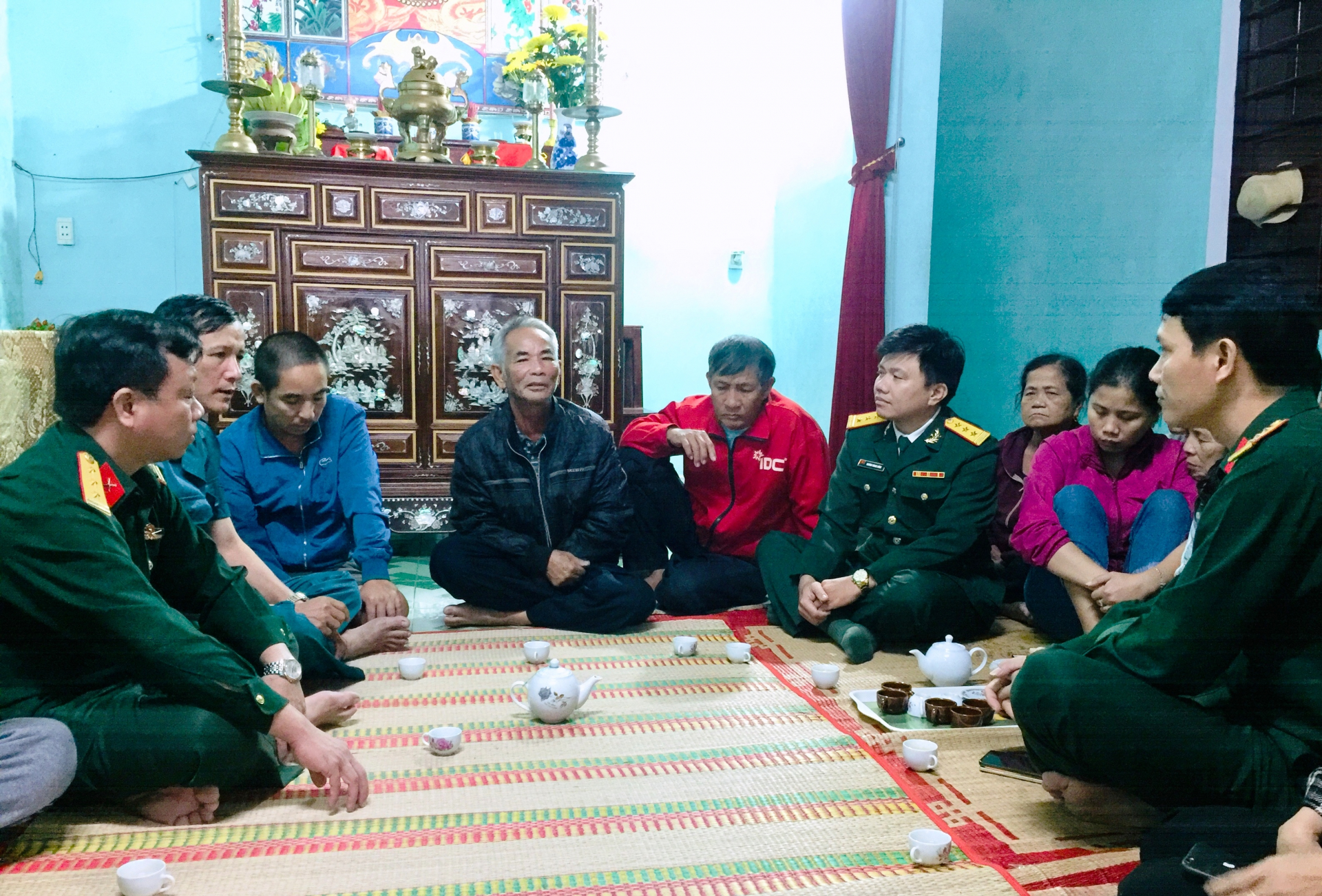 và gia đình Hạ sỹ Phạm Văn Quyết