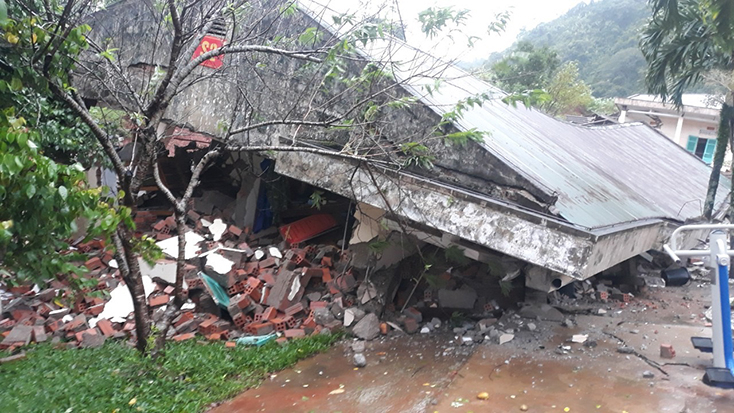 Các dãy nhà ở và làm việc của đơn vị đã bị sụp đổ hoàn toàn