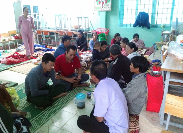 Người dân  "rốn lũ " Sơn Thủy bỏ hết tài sản  "chạy lũ " lên Trường TH của xã