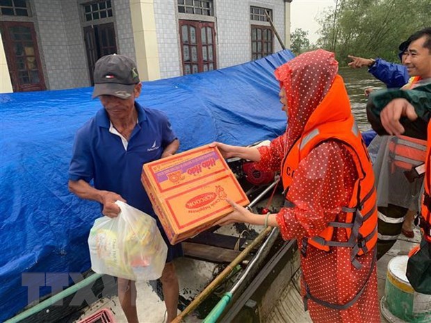 Hỗ trợ lương thực cho người dân vùng lũ. (Ảnh: TTXVN phát)