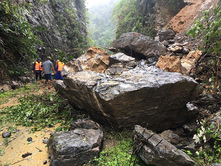 Do lượng mưa quá lớn, dài ngày đã làm những tảng đá khổng lồ đổ xuống mặt đường gây sạt lở nghiêm trọng