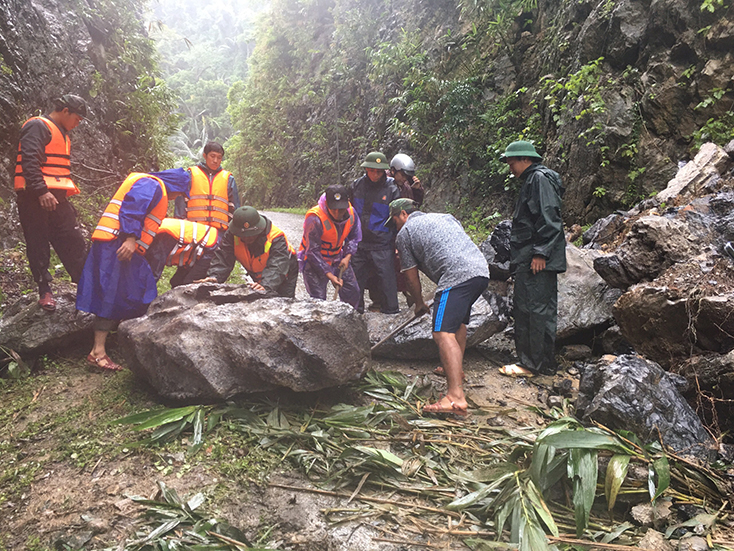 Sau một ngày vật lộn với công cụ thô sơ thì bộ đội cùng người dân cũng đã khắc phục được sự cố tắc đường