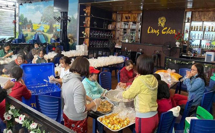 Nhiều nhóm thiện nguyện đang chung tay thực hiện các suất ăn, chuẩn bị lương thực, nước uống...