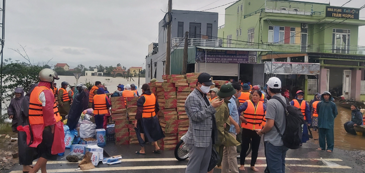 Điểm tiếp nhận và hướng dẫn phân bổ hàng cứu trợ bằng đường thủy cho các tổ chức, đơn vị, cá nhân làm từ thiện tại xã Võ Ninh. 